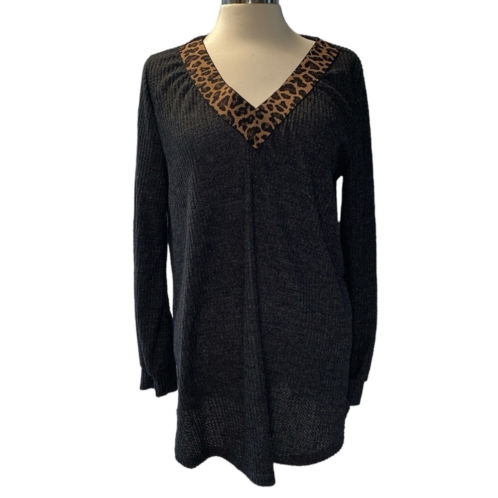 Acting Pro shirt V-neckline w/animal print long sleeve waffle material Sz large